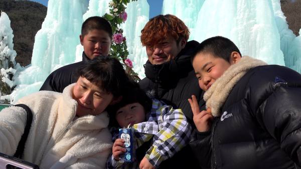 노란 수영복에 섹시한 몸매 어필하는 존예 처자