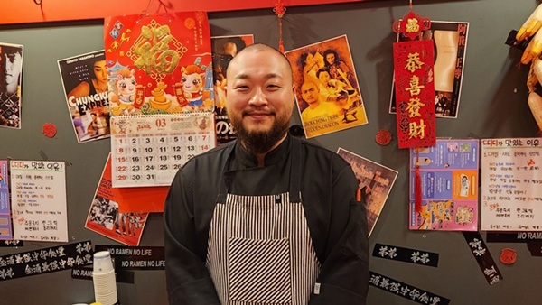 노란 수영복에 섹시한 몸매 어필하는 존예 처자