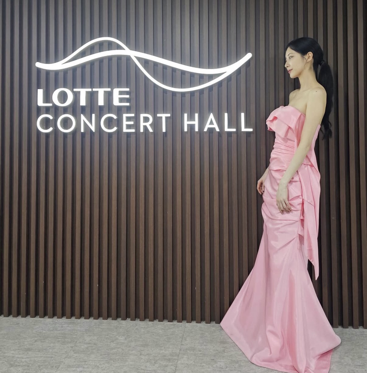 노란 수영복에 섹시한 몸매 어필하는 존예 처자