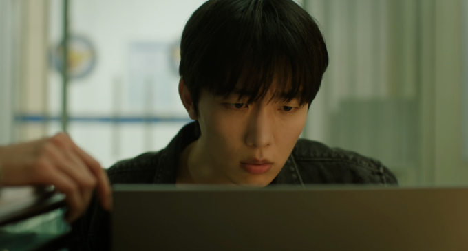 노란 수영복에 섹시한 몸매 어필하는 존예 처자