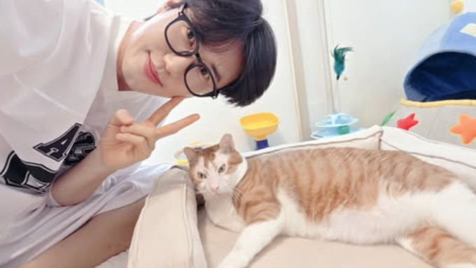 노란 수영복에 섹시한 몸매 어필하는 존예 처자