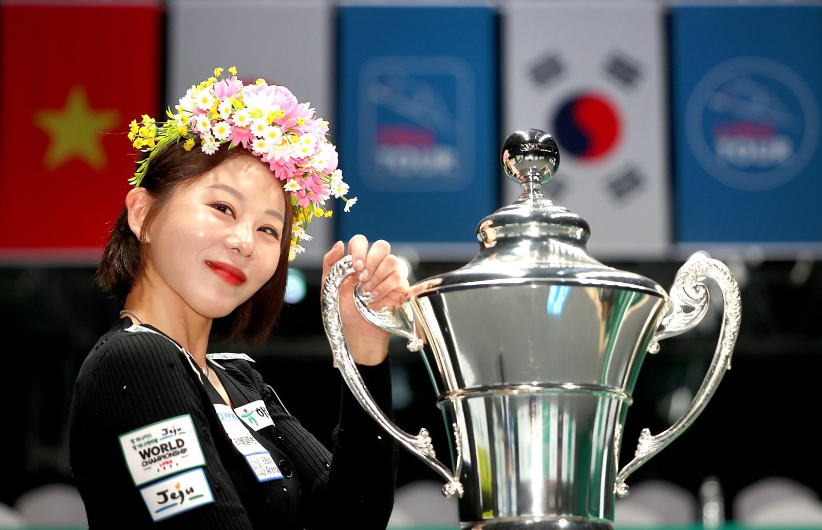 김가영 당구선수 월드챔피언십 3연패 우승 꽃관과 트로피