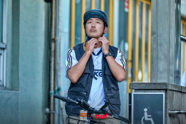 노란 수영복에 섹시한 몸매 어필하는 존예 처자