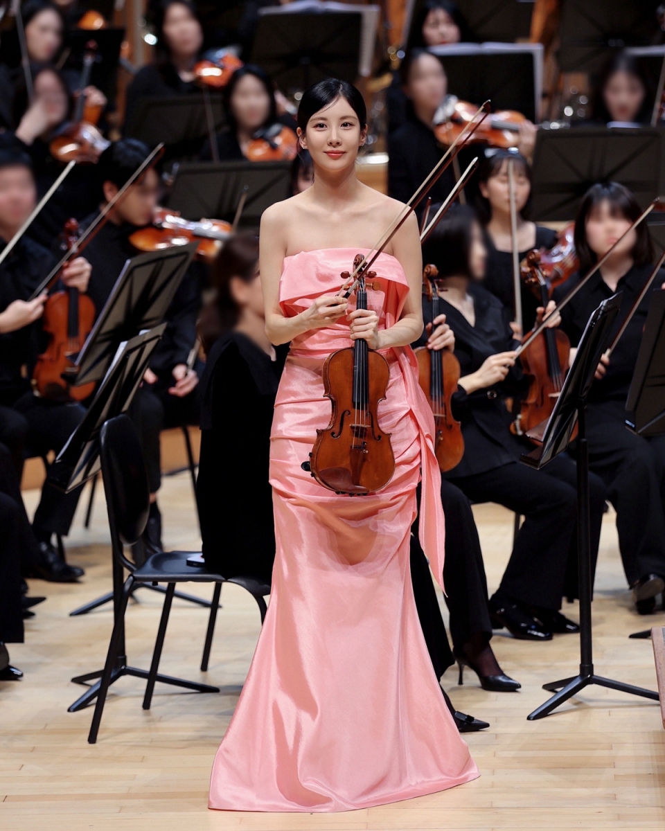 노란 수영복에 섹시한 몸매 어필하는 존예 처자