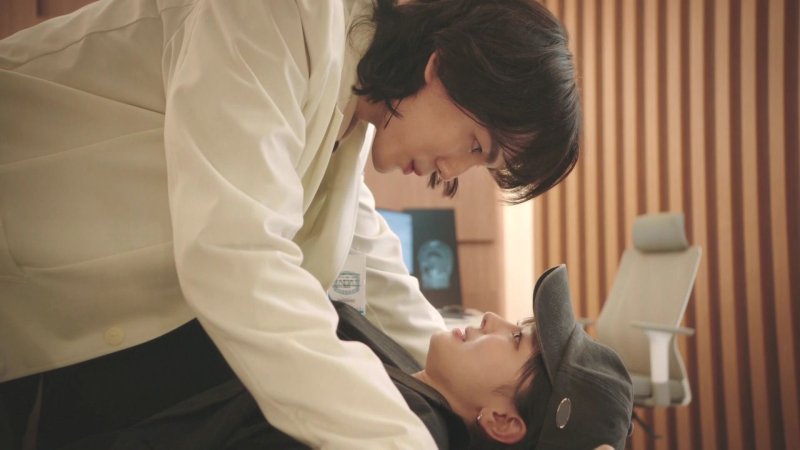 노란 수영복에 섹시한 몸매 어필하는 존예 처자