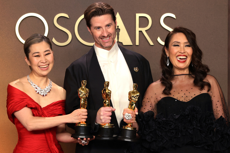 노란 수영복에 섹시한 몸매 어필하는 존예 처자