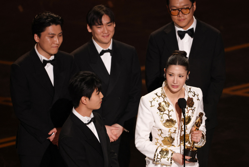 노란 수영복에 섹시한 몸매 어필하는 존예 처자