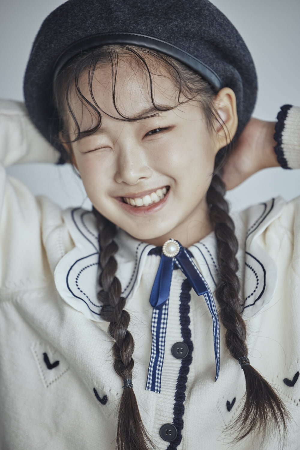 노란 수영복에 섹시한 몸매 어필하는 존예 처자