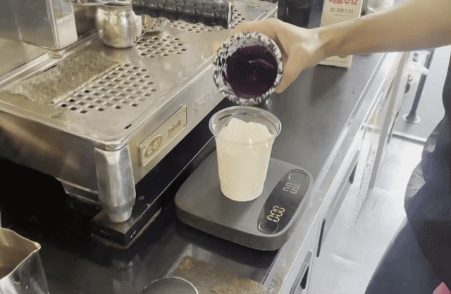 서울 망원동의 카페 '네임이즈마빈'에서 우베라떼를 팔고 있다. / 영상=박상경 기자