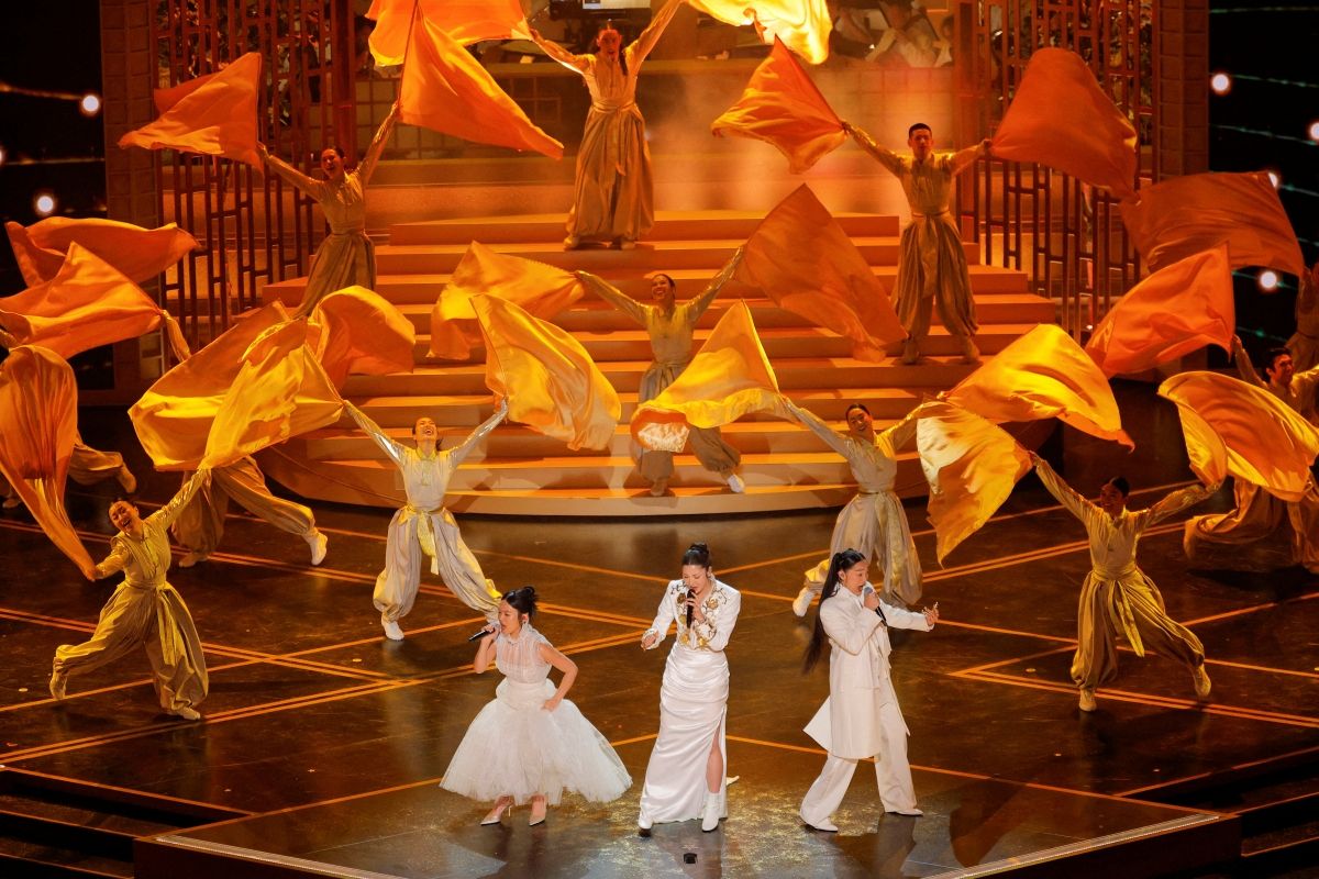 노란 수영복에 섹시한 몸매 어필하는 존예 처자