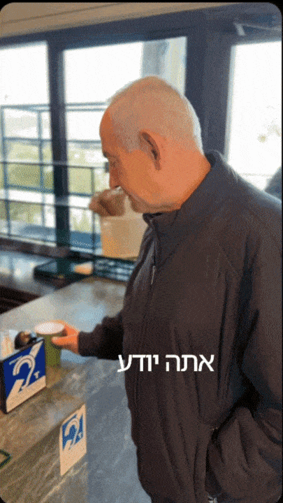 15일(현지시간) 베냐민 네타냐후 이스라엘 총리가 예루살렘 한 카페에서 손가락을 펴보이고 있다. [영상=네타냐후 X]