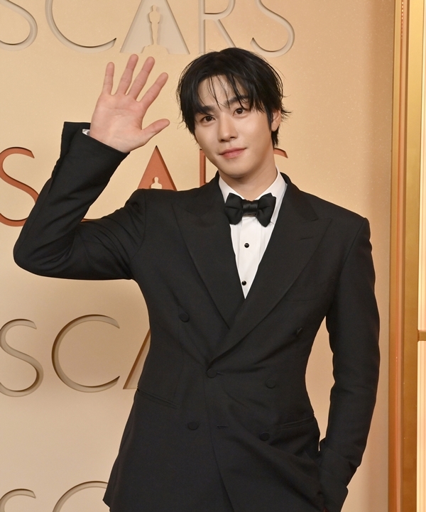 노란 수영복에 섹시한 몸매 어필하는 존예 처자