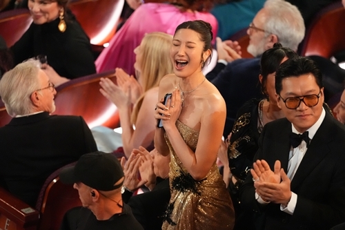 노란 수영복에 섹시한 몸매 어필하는 존예 처자