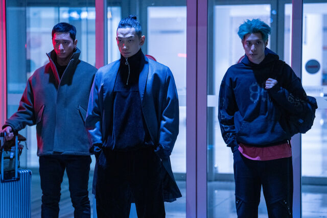 노란 수영복에 섹시한 몸매 어필하는 존예 처자