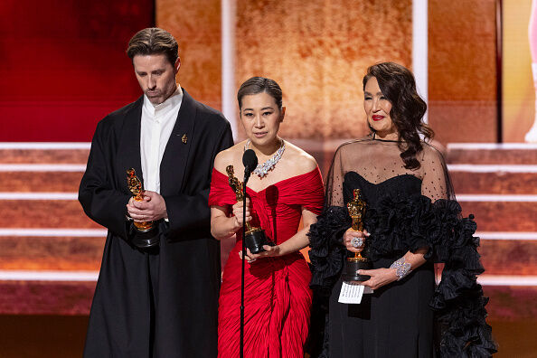 노란 수영복에 섹시한 몸매 어필하는 존예 처자