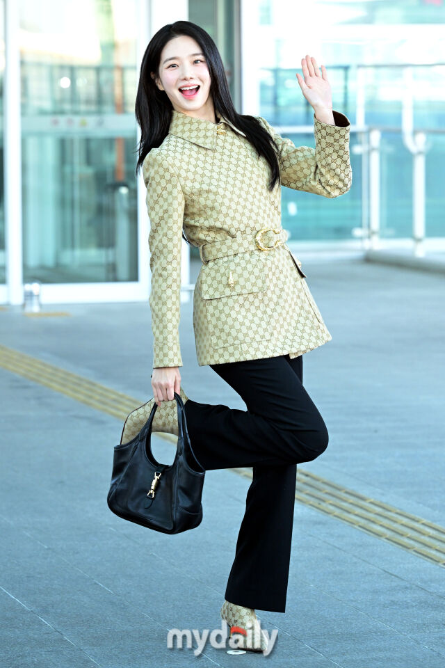 노란 수영복에 섹시한 몸매 어필하는 존예 처자