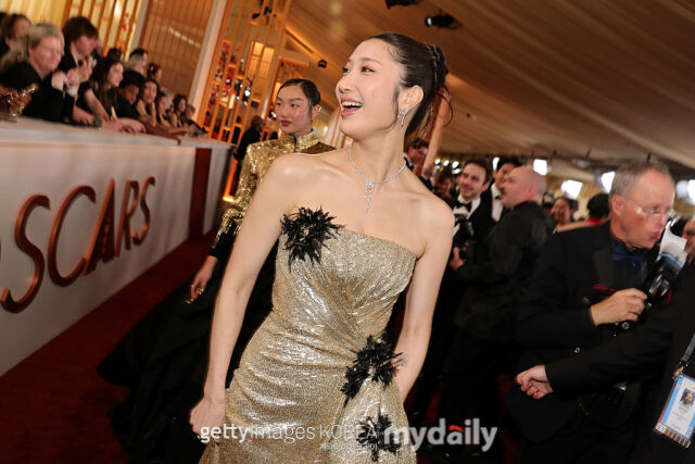 노란 수영복에 섹시한 몸매 어필하는 존예 처자