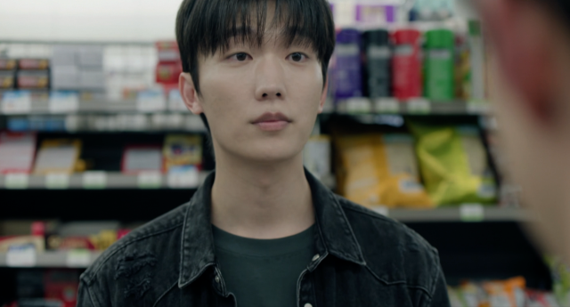 노란 수영복에 섹시한 몸매 어필하는 존예 처자