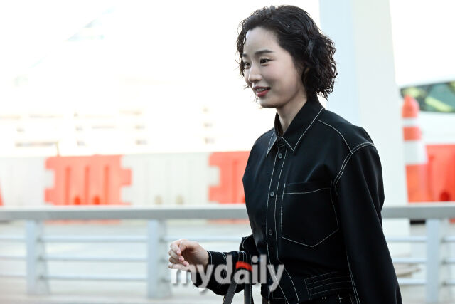 노란 수영복에 섹시한 몸매 어필하는 존예 처자