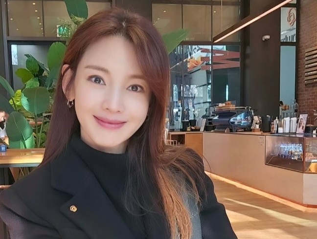 노란 수영복에 섹시한 몸매 어필하는 존예 처자