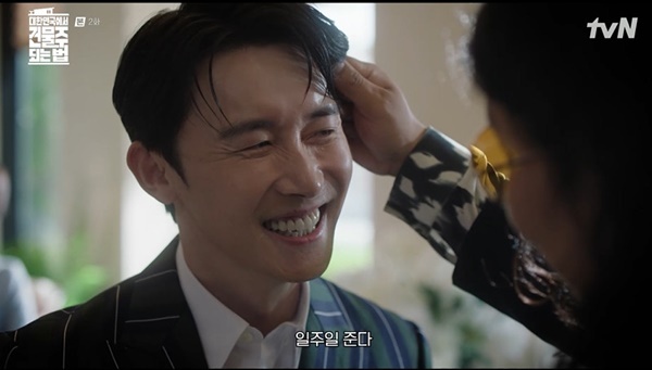 노란 수영복에 섹시한 몸매 어필하는 존예 처자