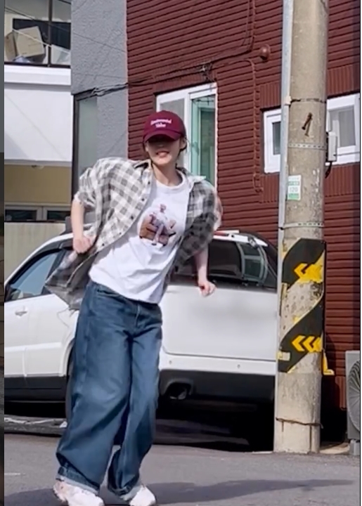 노란 수영복에 섹시한 몸매 어필하는 존예 처자