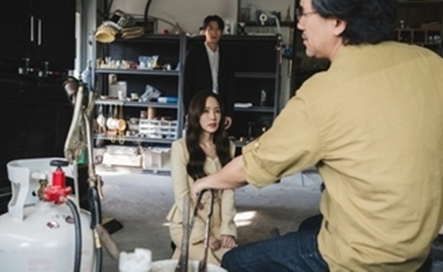 노란 수영복에 섹시한 몸매 어필하는 존예 처자