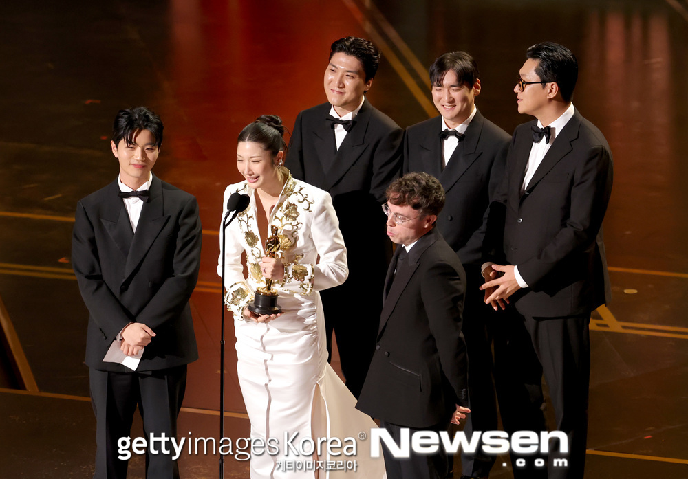 노란 수영복에 섹시한 몸매 어필하는 존예 처자