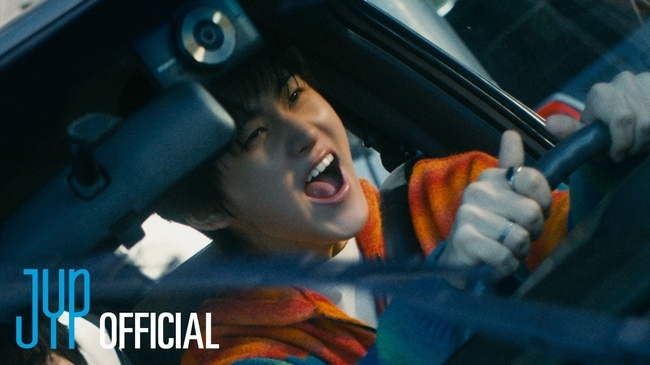 노란 수영복에 섹시한 몸매 어필하는 존예 처자