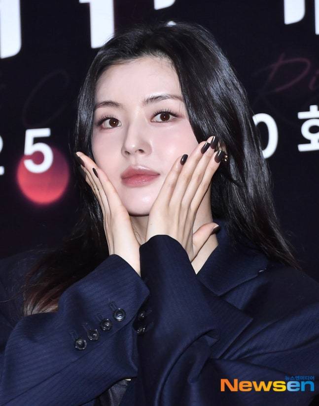 노란 수영복에 섹시한 몸매 어필하는 존예 처자