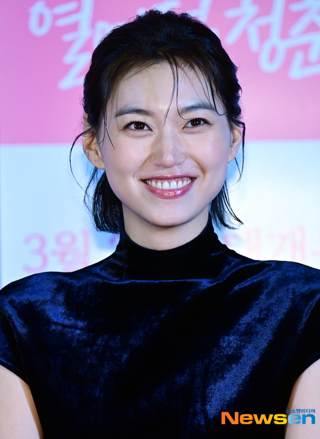 노란 수영복에 섹시한 몸매 어필하는 존예 처자