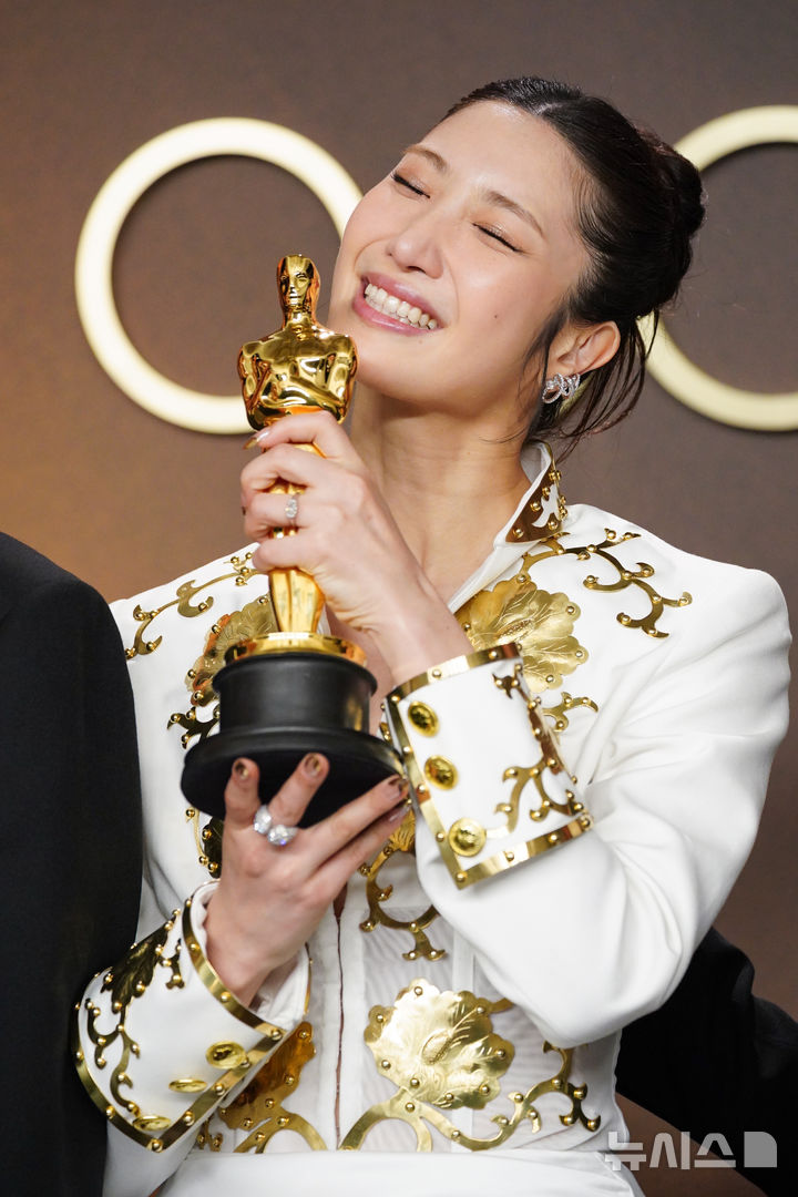 노란 수영복에 섹시한 몸매 어필하는 존예 처자