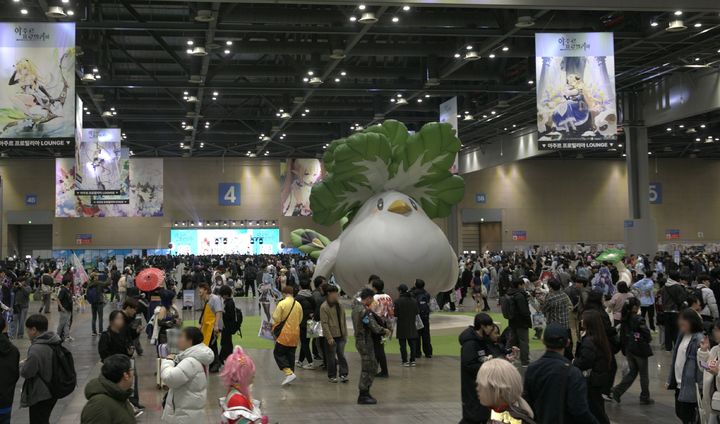 노란 수영복에 섹시한 몸매 어필하는 존예 처자