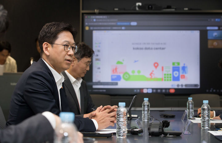 노란 수영복에 섹시한 몸매 어필하는 존예 처자