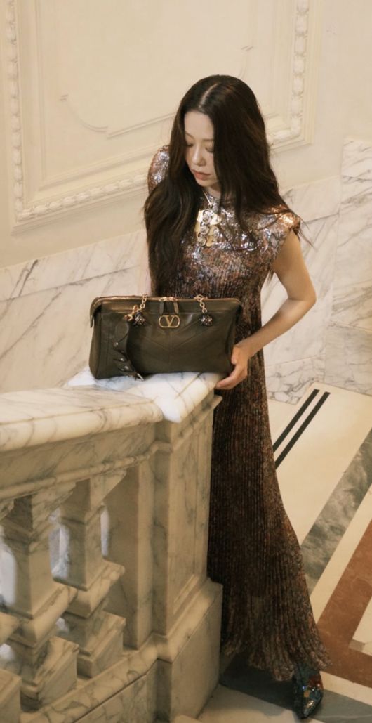 노란 수영복에 섹시한 몸매 어필하는 존예 처자