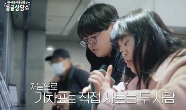 노란 수영복에 섹시한 몸매 어필하는 존예 처자