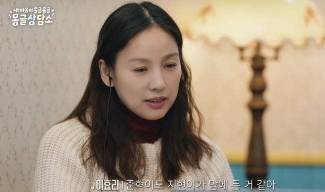 노란 수영복에 섹시한 몸매 어필하는 존예 처자