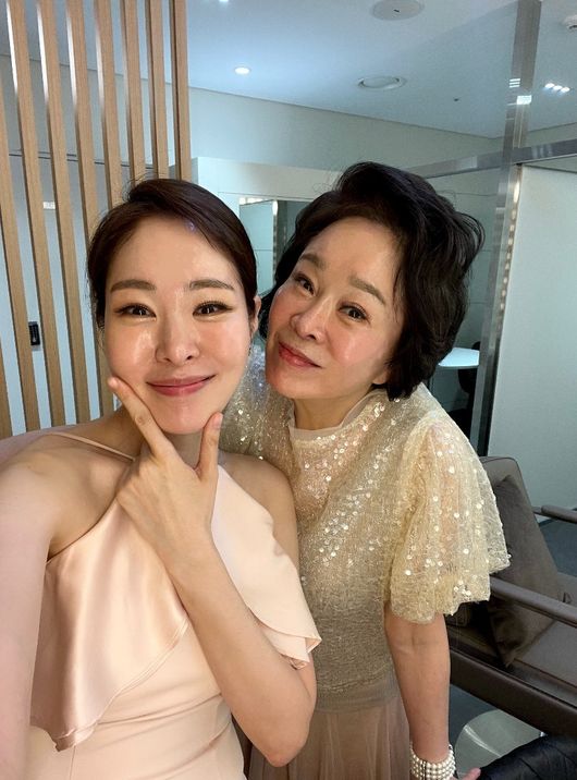 노란 수영복에 섹시한 몸매 어필하는 존예 처자