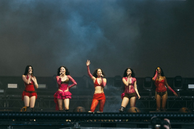 노란 수영복에 섹시한 몸매 어필하는 존예 처자