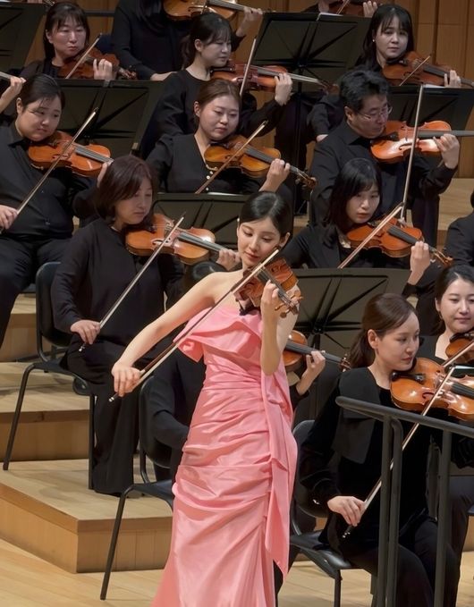 노란 수영복에 섹시한 몸매 어필하는 존예 처자