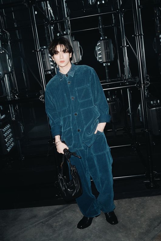 노란 수영복에 섹시한 몸매 어필하는 존예 처자