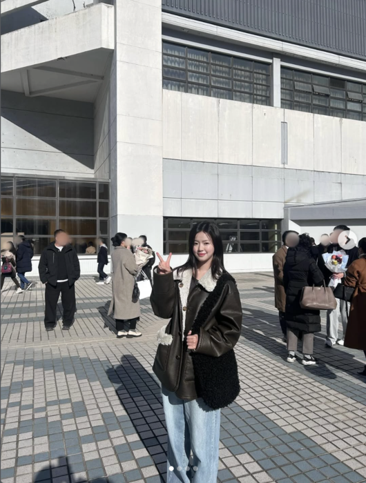 노란 수영복에 섹시한 몸매 어필하는 존예 처자