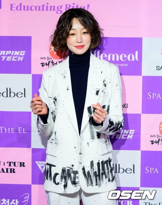 노란 수영복에 섹시한 몸매 어필하는 존예 처자