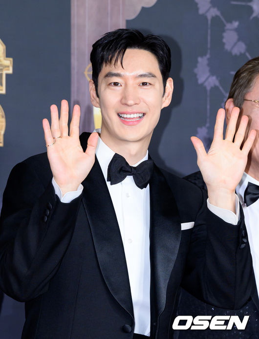 노란 수영복에 섹시한 몸매 어필하는 존예 처자