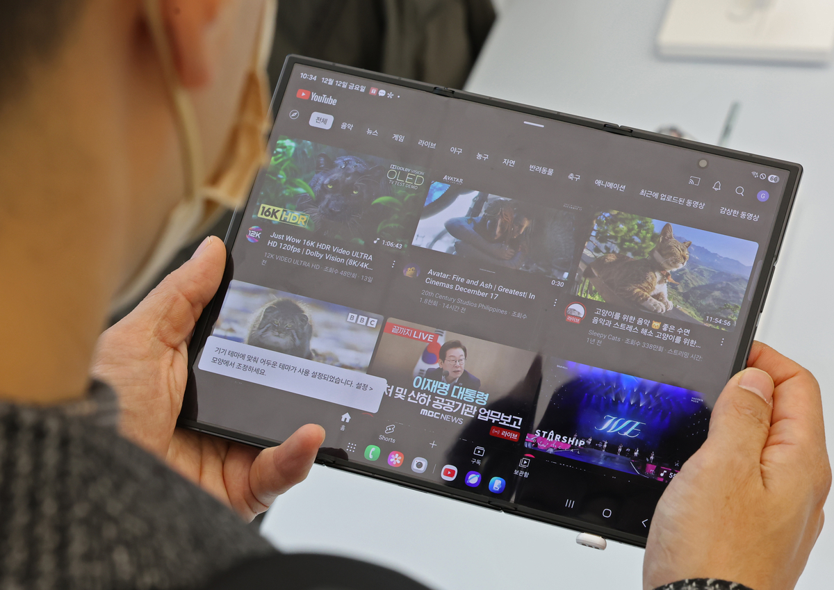 노란 수영복에 섹시한 몸매 어필하는 존예 처자