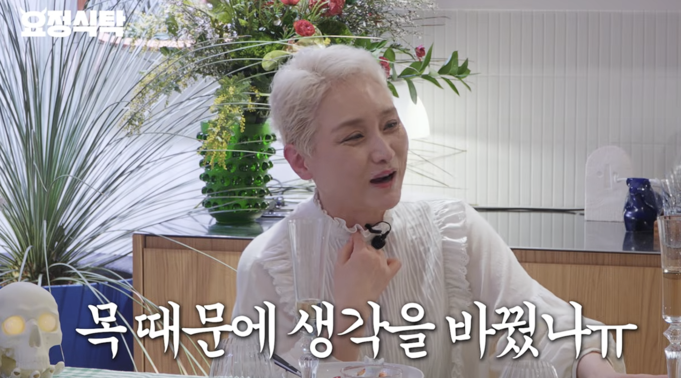 노란 수영복에 섹시한 몸매 어필하는 존예 처자