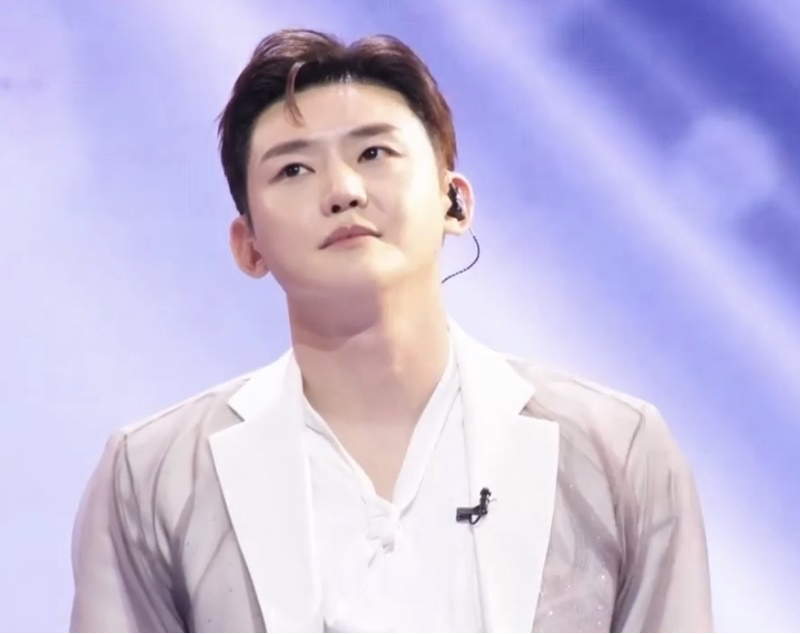 노란 수영복에 섹시한 몸매 어필하는 존예 처자