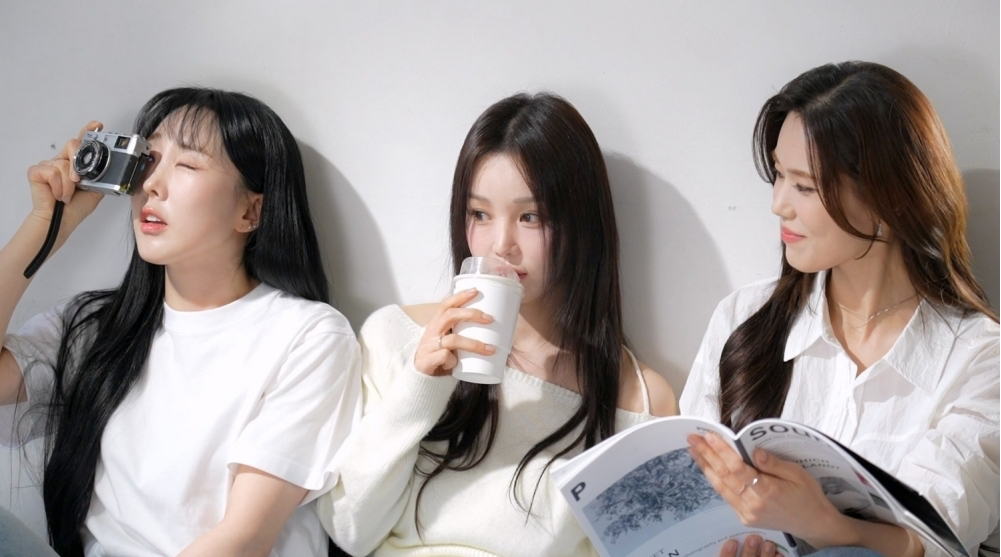 노란 수영복에 섹시한 몸매 어필하는 존예 처자