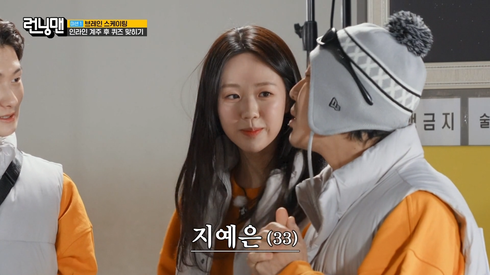 노란 수영복에 섹시한 몸매 어필하는 존예 처자