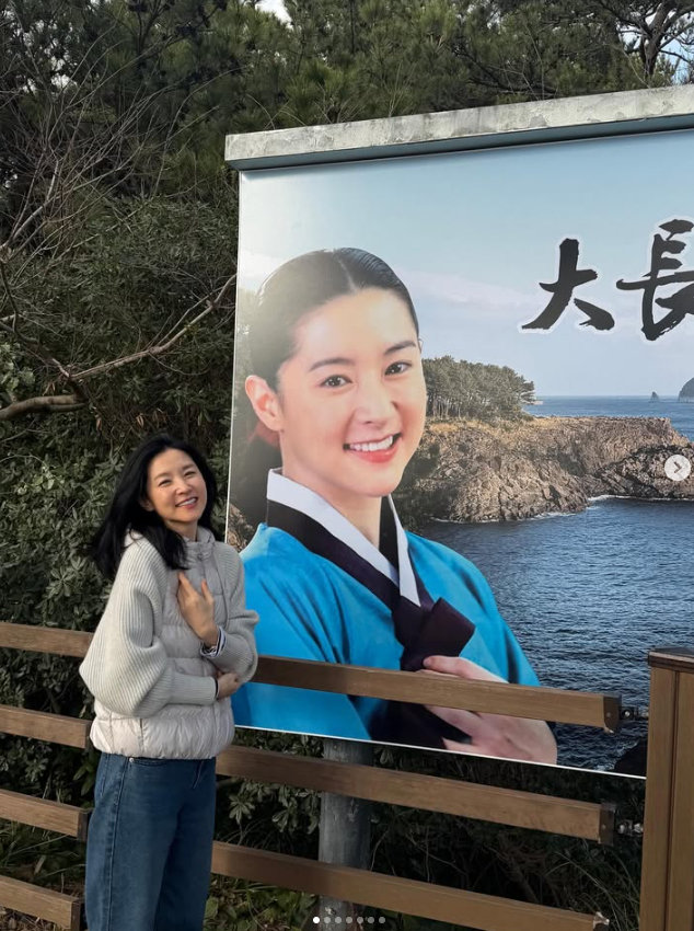 노란 수영복에 섹시한 몸매 어필하는 존예 처자